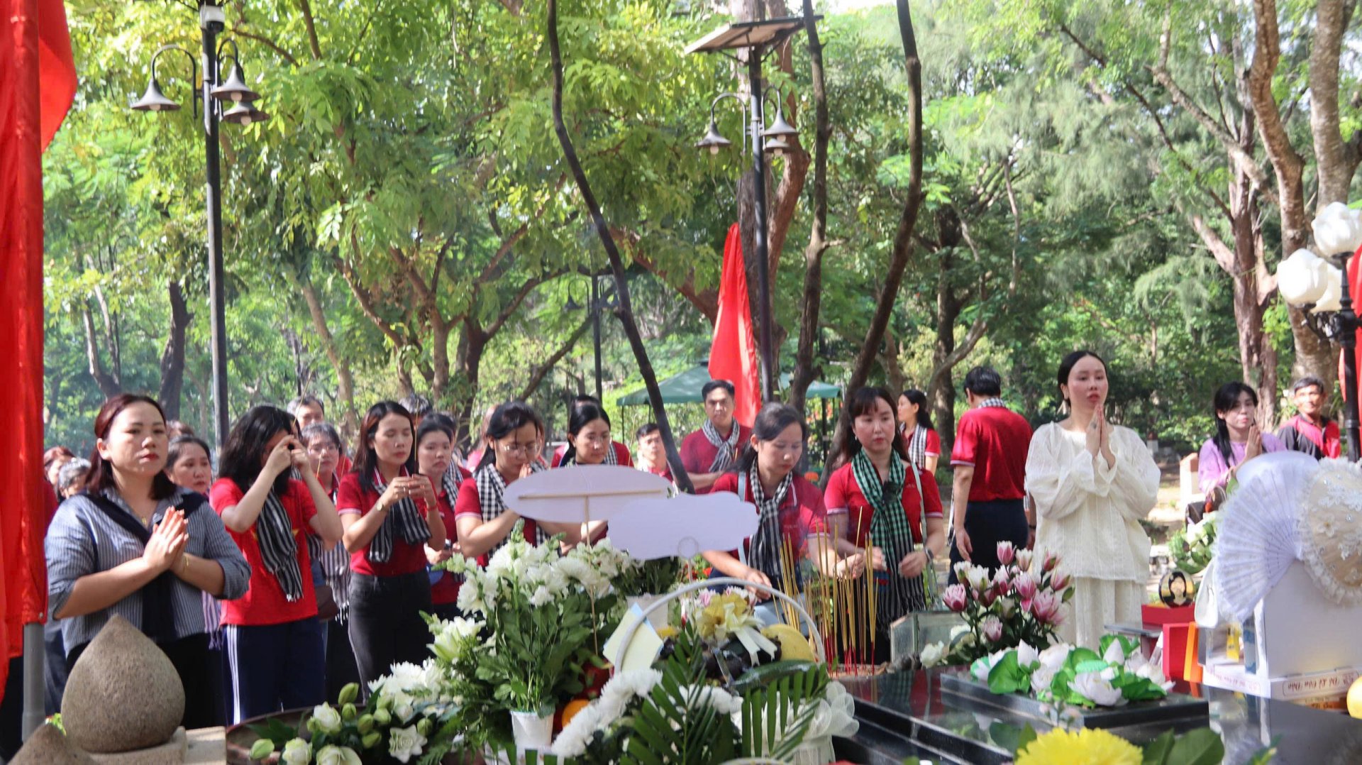 Côn Dao: des dizaines de milliers de visiteurs rendent hommage aux héros de la nation